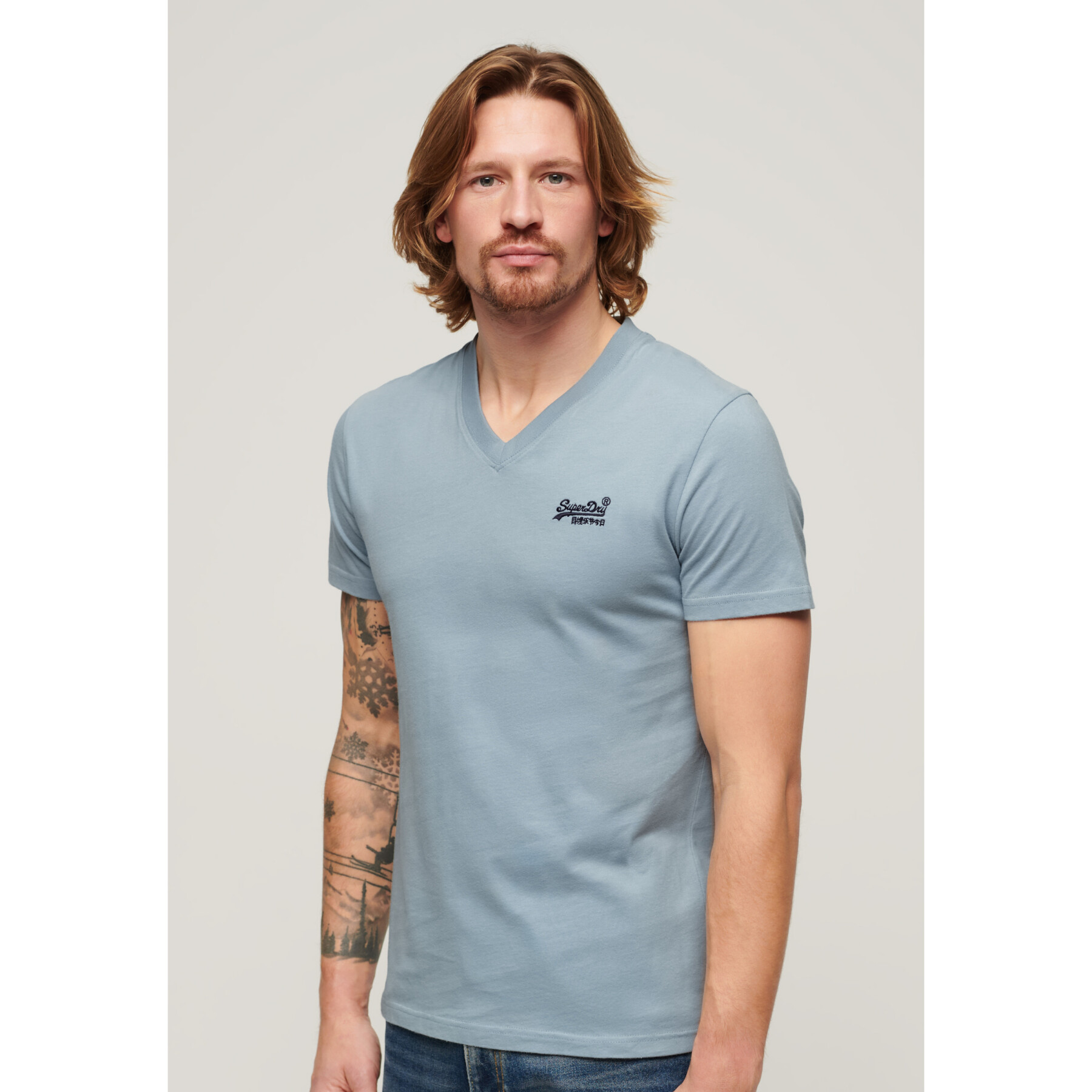 T-shirt  in cotone bio con scollo a V e logo Superdry Essential